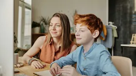 Mutter mit Sohn vor dem Rechner