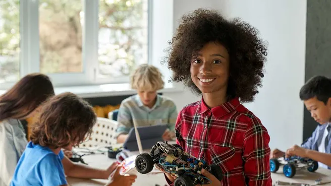 Mädchen mit Roboter-Auto