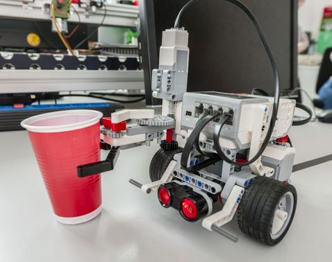 Im Robotik-Aufbaukurs des TUMlab können die Teilnehmer/innen z.B. mit diesem Roboter mit Greifarm arbeiten