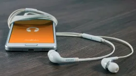 Smartphone mit Kopfhörern