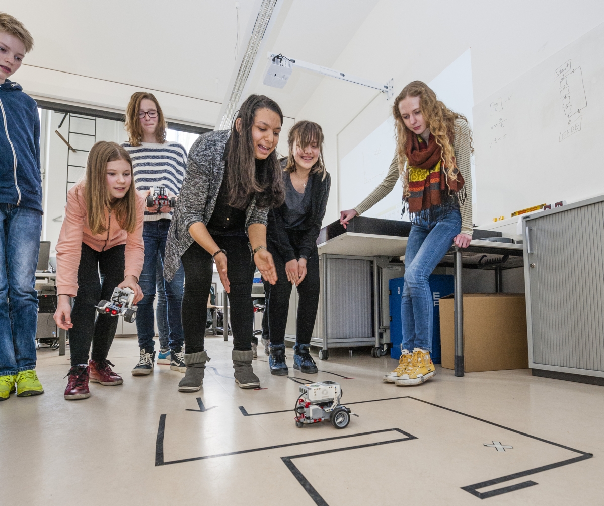 In den Kursen des TUMlab zur Robotik lassen die Schülerinnen und Schüler ihren Roboter z.B. durch ein Labyrinth fahren.